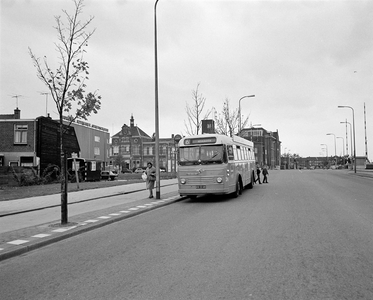 855097 Afbeelding van een autobus van stadsbuslijn 6 naar Hoograven, op een halte aan de Baden-Powellweg bij de Helling ...